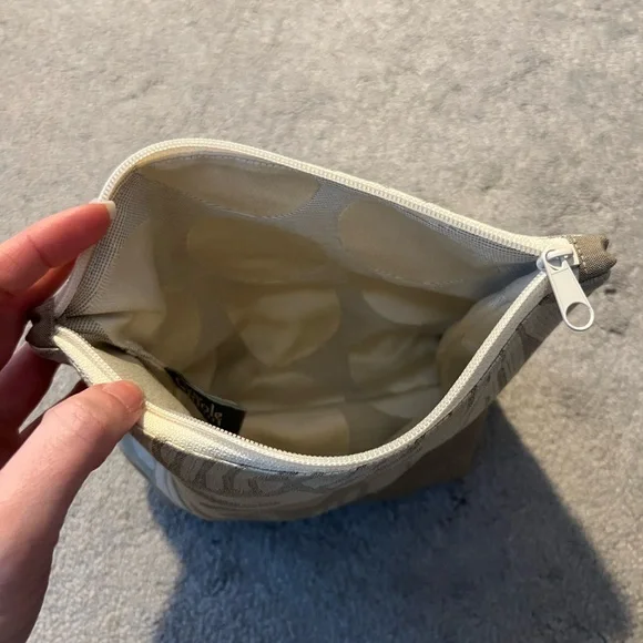 Elegant Beige and Cream Travel Bag - Picture 3 of 5